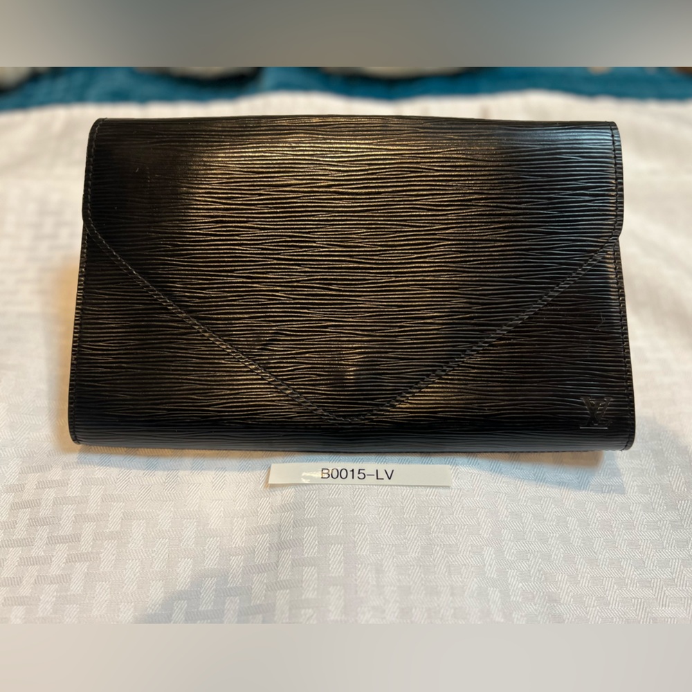 7018: Louis Vuitton Epi Art Deco Envelope Clutch Black Leather